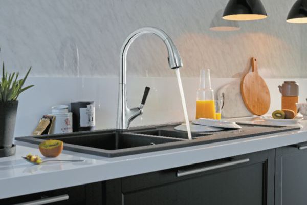 Comment installer un robinet de cuisine avec mousseur extractible ?