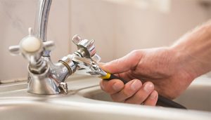 Comment réparer un robinet qui fuit ?